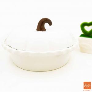 Halloween pumpkin shaped glazed round ceramic keeper baking pie dish with lid